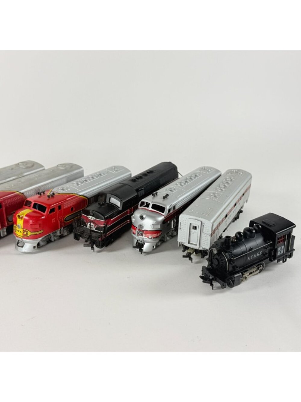 HO Locomotives Lot of 8 Santa Fe Burlington Rock Island & Others Parts As Is - Picture 9 of 10